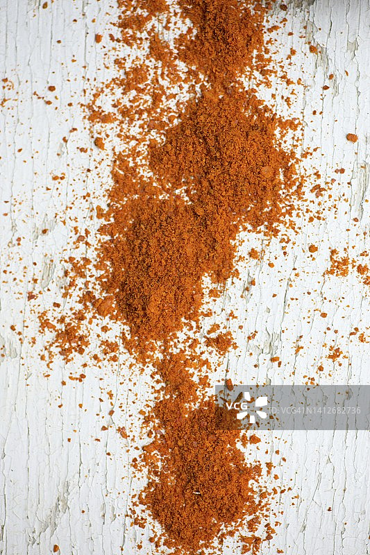 白色木质表面的辣椒粉图片素材