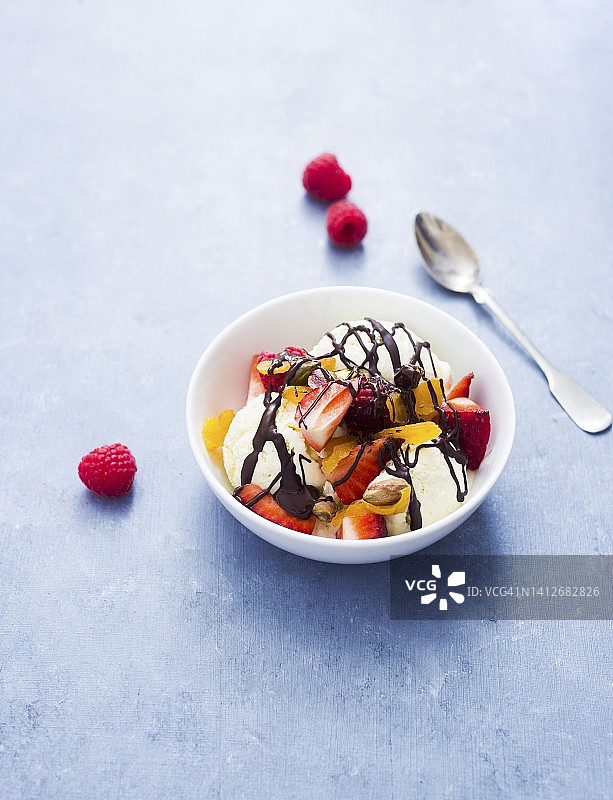 配有浆果和巧克力酱的香草冰淇淋图片素材