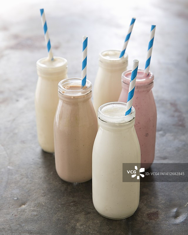 瓶装奶昔：香草、草莓、巧克力、咖啡、焦糖图片素材