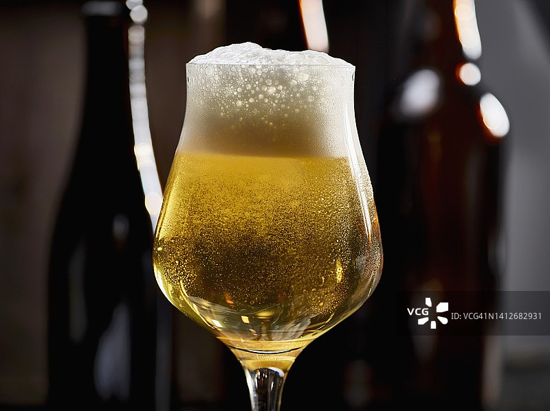 一杯带有冷凝水的冰镇啤酒图片素材