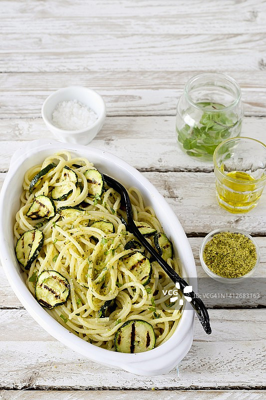 烤西葫芦开心果青酱意面图片素材