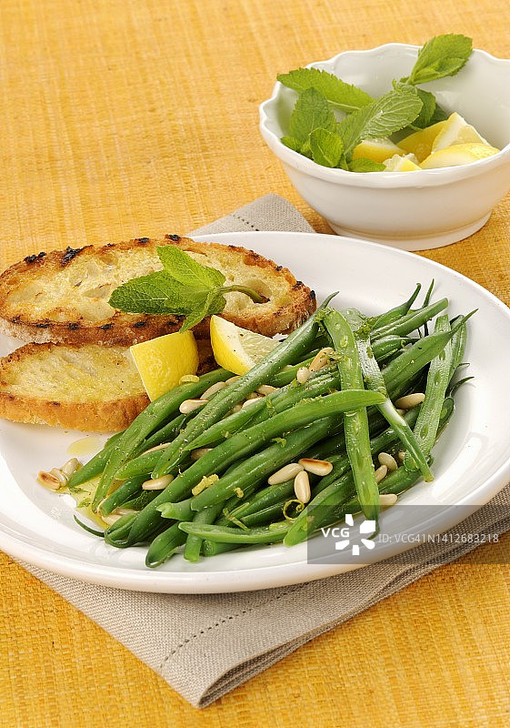 松子柠檬汁蒸青豆配橄榄油烤面包图片素材