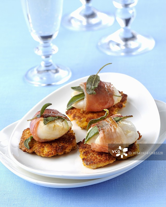 鹰嘴豆煎蛋卷培根扇贝图片素材