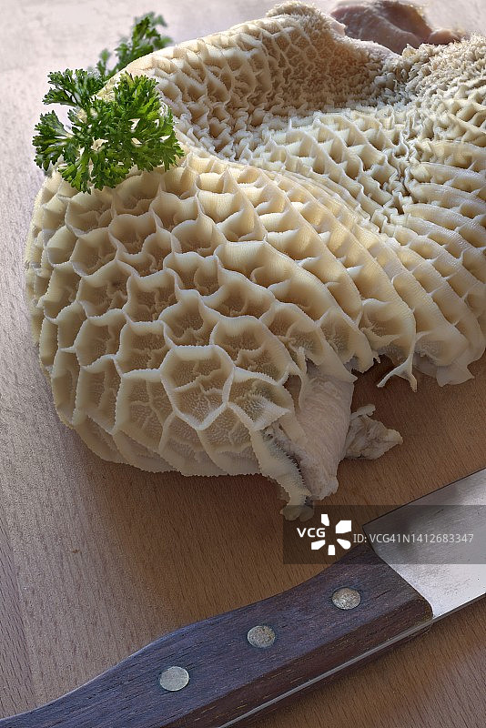 菜板上带刀的白煮牛肚图片素材