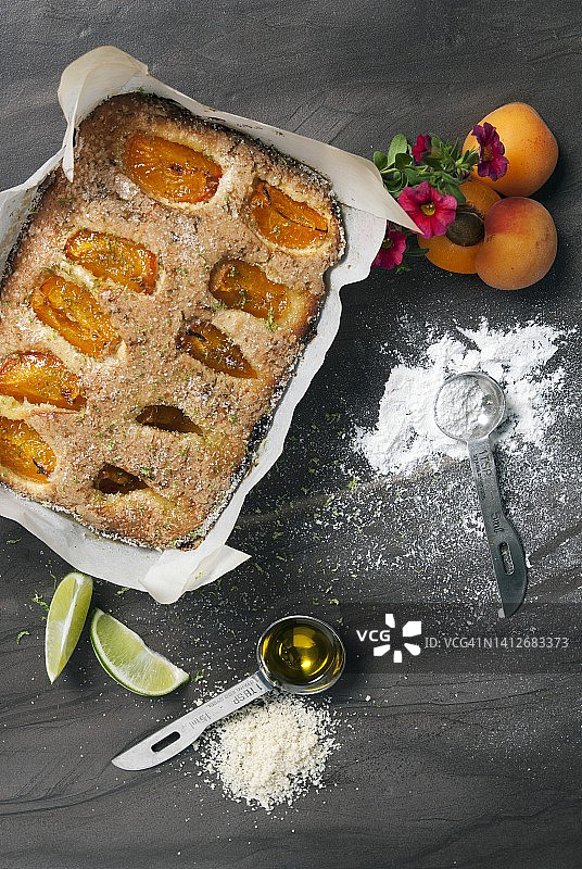 杏子青柠橄榄油蛋糕图片素材