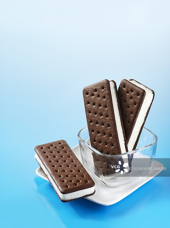 玻璃盘和盘子里的冰淇淋三明治图片素材