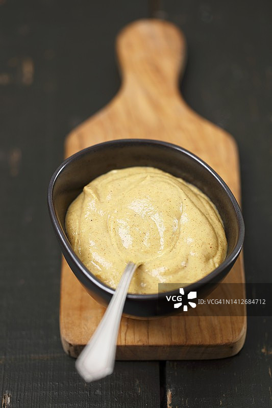 碗中的芥末酱在砧板上图片素材