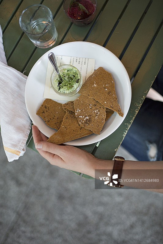 白盘上的鲜奶酪脆面包图片素材