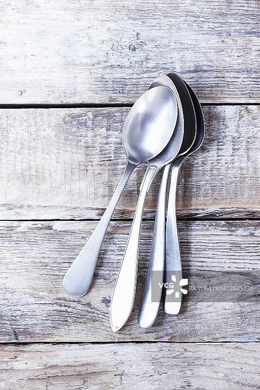 木质背景上的多个汤匙图片素材