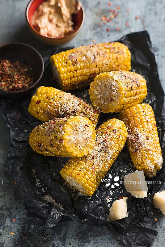 香草黄油帕尔玛干酪烤玉米棒图片素材