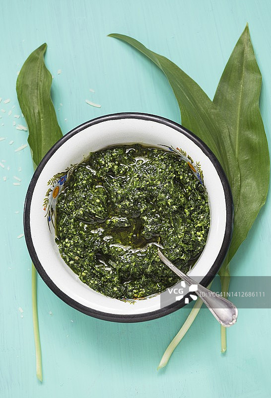 搪瓷盘中的熊蒜香蒜酱图片素材