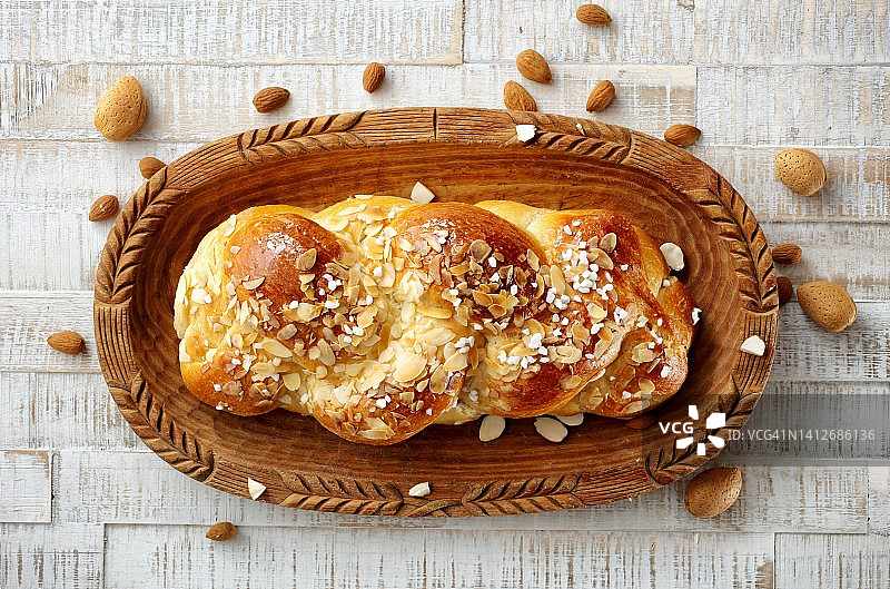 酵母糖辫包，配有小块糖和杏仁片图片素材