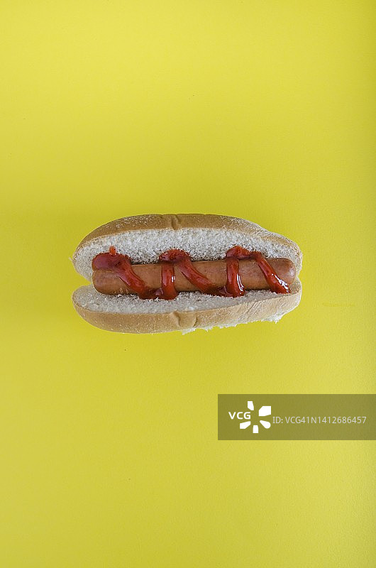 黄色背景下的热狗图片素材