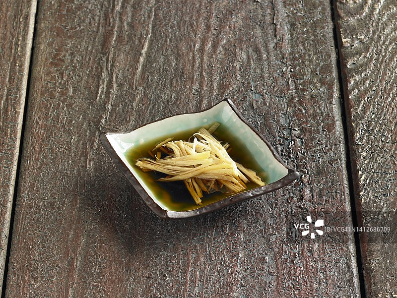 小碗中的腌萝卜图片素材