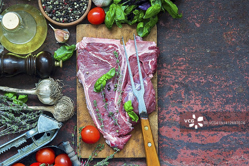 配有不同配料的生丁骨牛排图片素材