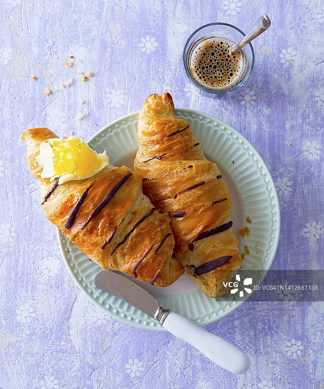 黄油百香果酱巧克力牛角包图片素材