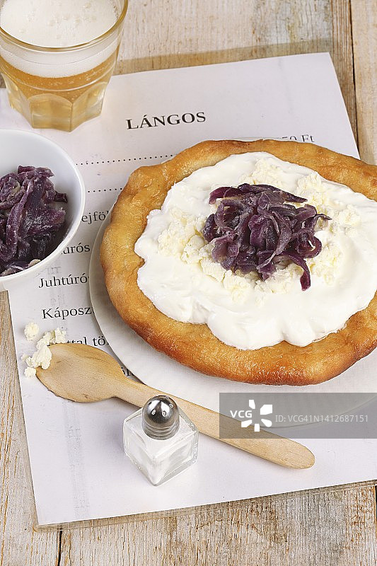 匈牙利酵母面包配酸奶油、菲达奶酪和洋葱酱图片素材