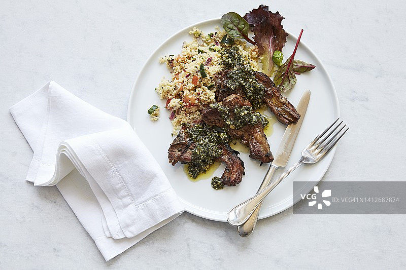 烤羊排配萨尔萨酱和古斯米图片素材