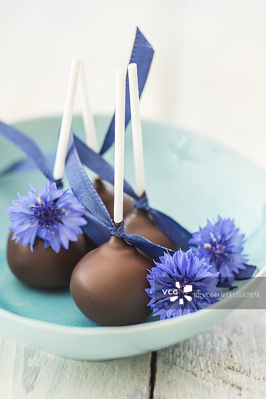 饰有矢车菊花的蛋糕棒棒糖图片素材