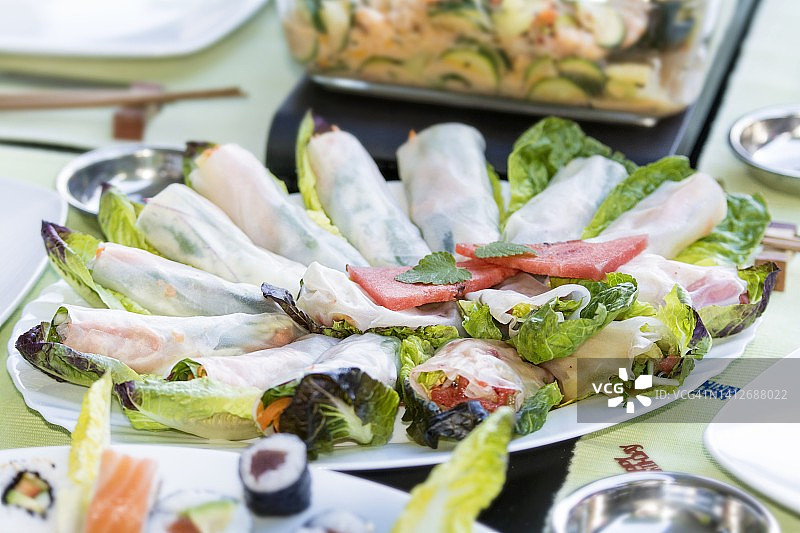 圆形拼盘上的越南米纸卷（日本）图片素材