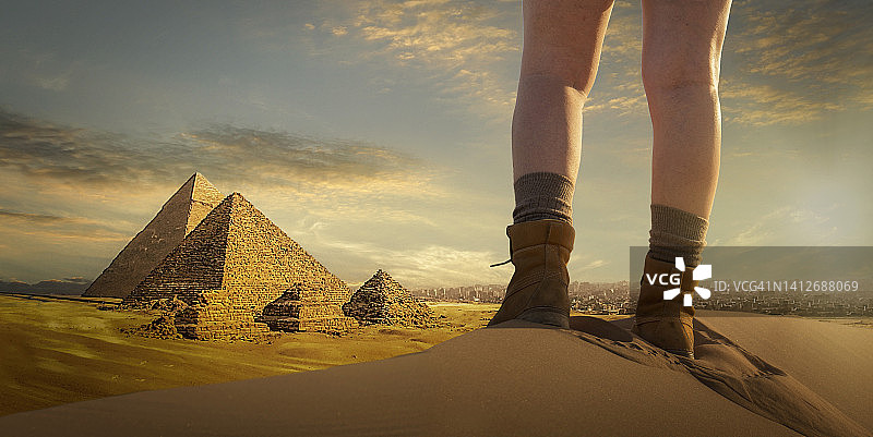 埃及：妇女观看金字塔图片素材