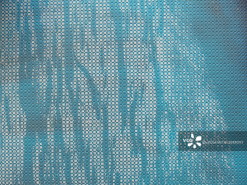 法国巴黎的蓝色彩绘马赛克墙，有白色油漆痕迹图片素材