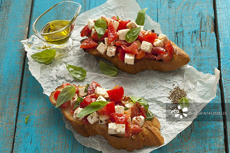 配有番茄、菲达奶酪和罗勒的薄饼图片素材