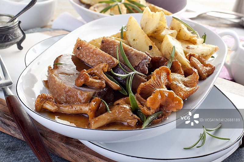 香煎鹅胸配鸡油菌和烤土豆图片素材