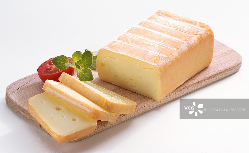 木板上的林堡干酪切片图片素材