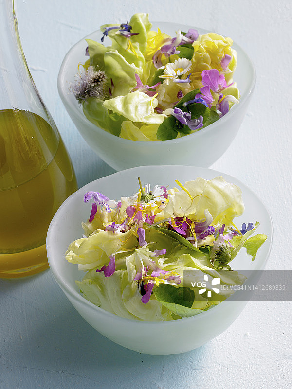 生菜心配春花和油醋汁图片素材