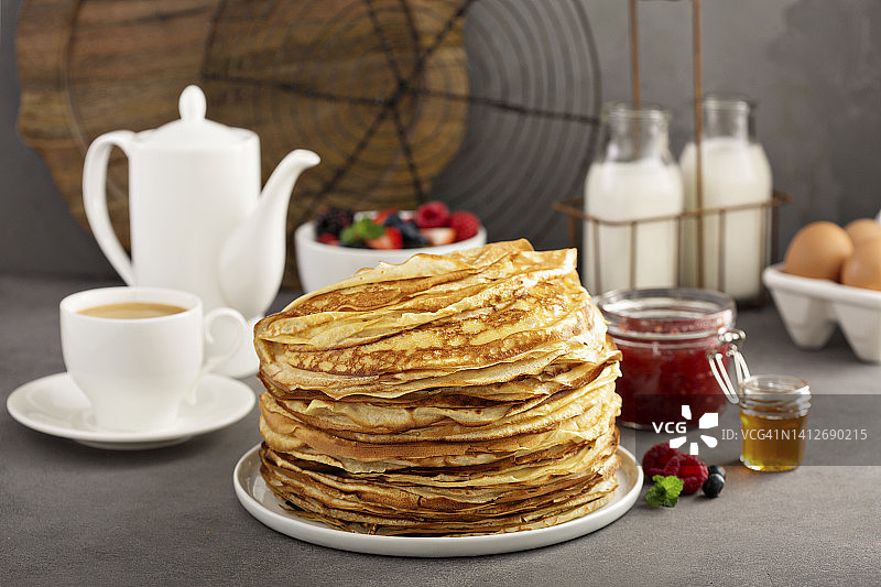 自制烤薄饼，配黄油、果酱和蜂蜜图片素材