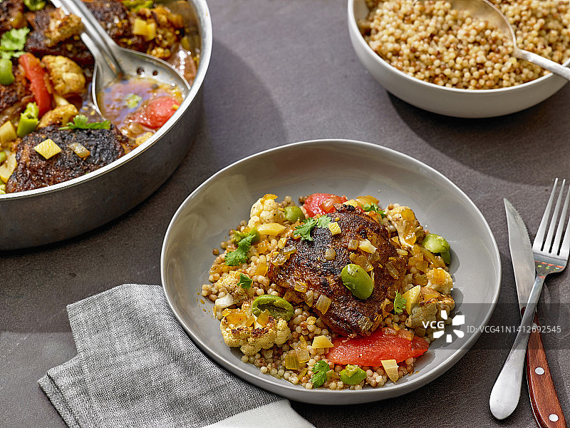 橄榄油炖鸡肉塔吉锅图片素材