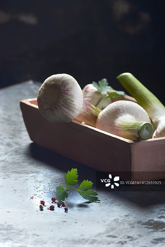 碗装新鲜大蒜与欧芹图片素材