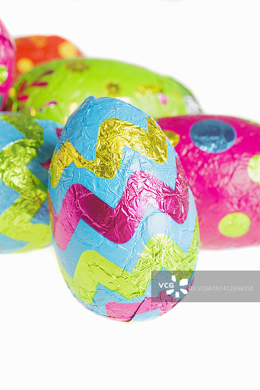 彩色锡箔纸包装的巧克力复活节彩蛋图片素材