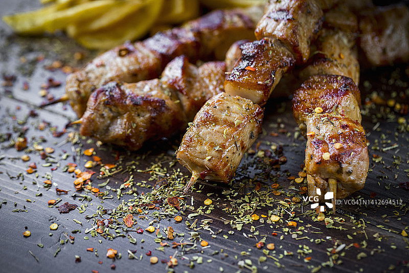 希腊烤肉串和炸土豆图片素材