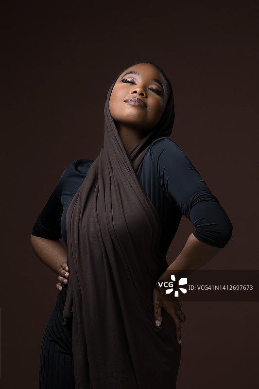 头戴盖头的穆斯林女人摄影棚照片图片素材