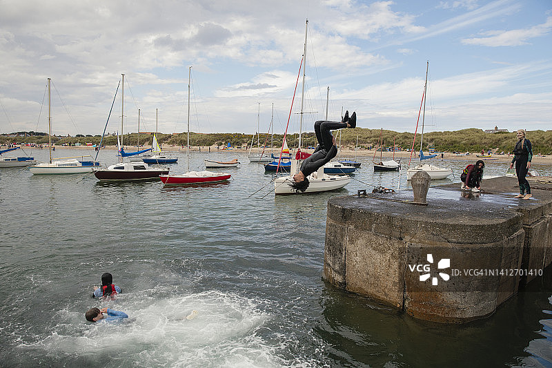 从码头翻腾图片素材