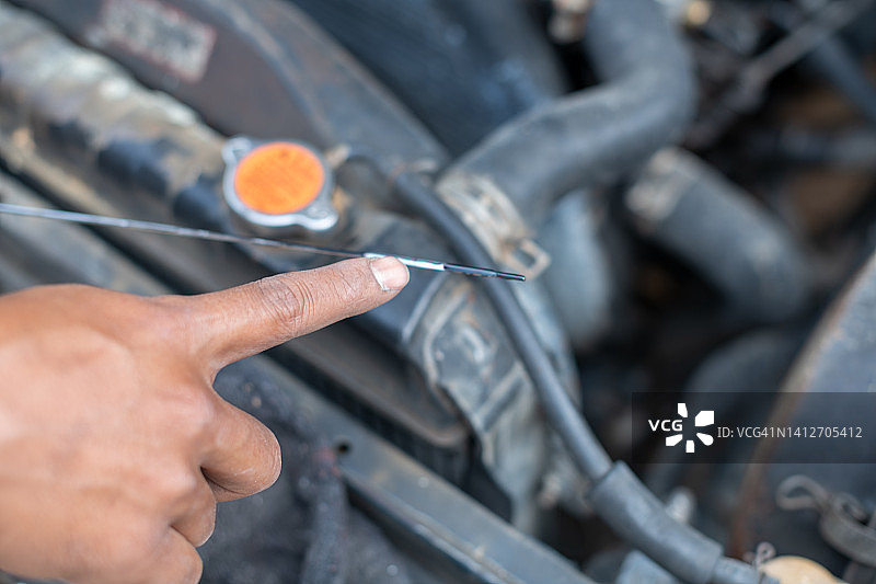 检查汽车发动机油，更换机油图片素材