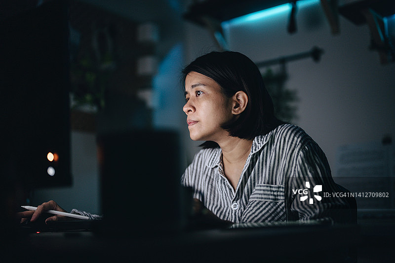 女人在晚上使用智能音箱图片素材