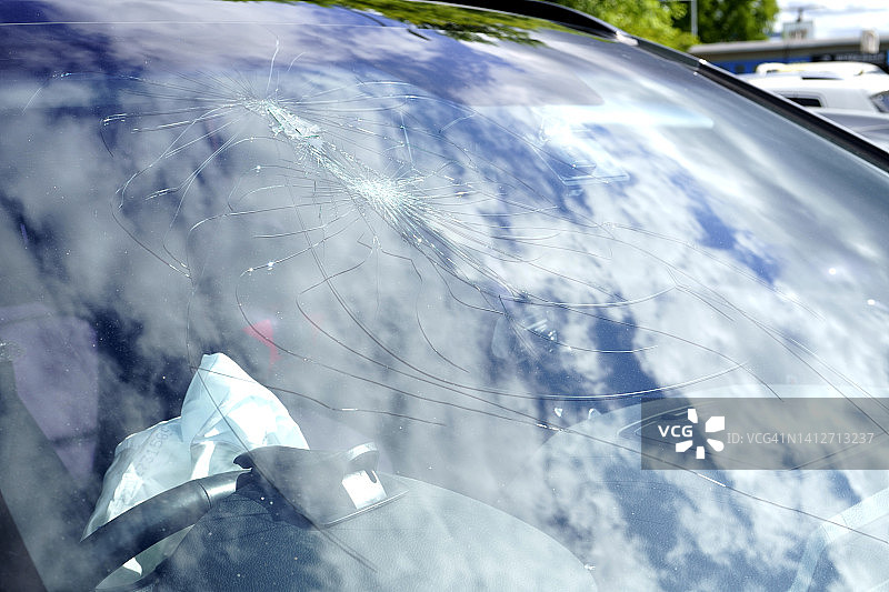 车祸后破碎的挡风玻璃图片素材