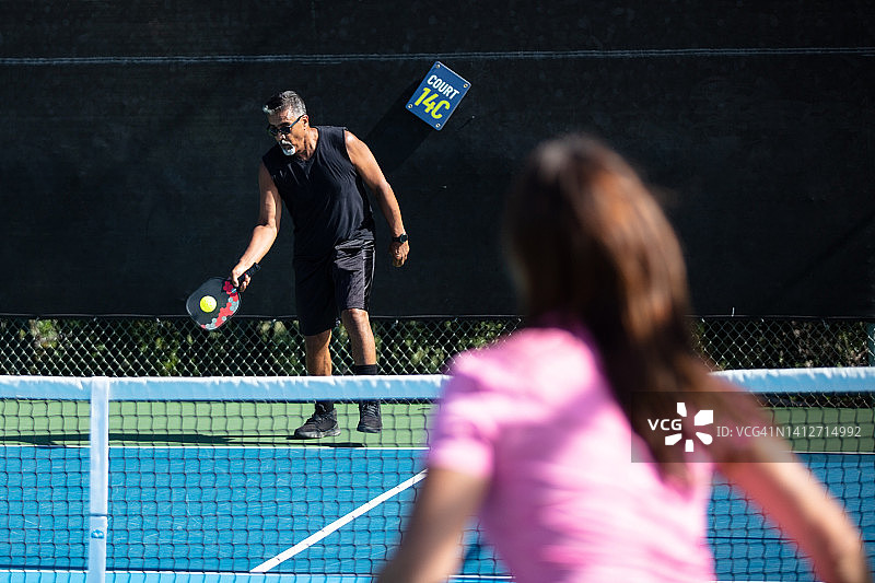 运动型老年夫妇打匹克球图片素材