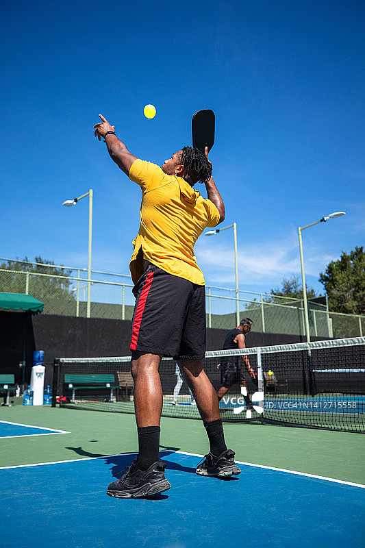 匹克球运动员发球图片素材