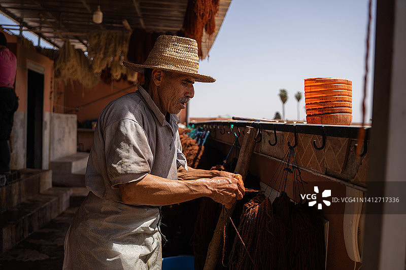 摩洛哥男人铺设彩色织物图片素材