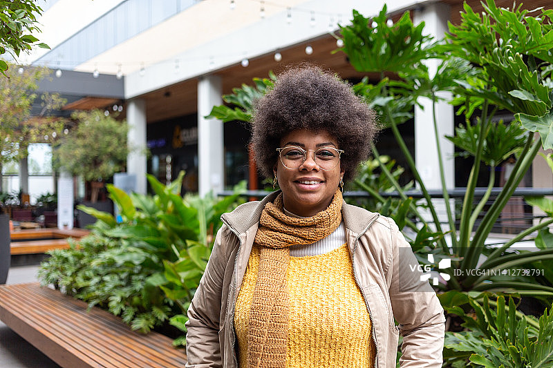 电影院前的黑人女性特写图片素材
