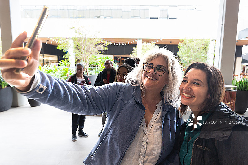 两位女士用手机自拍图片素材