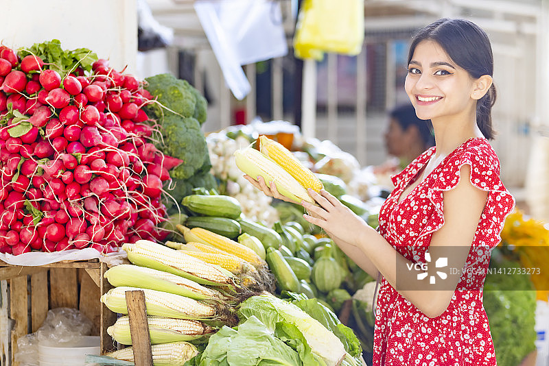 快乐的女人和玉米图片素材