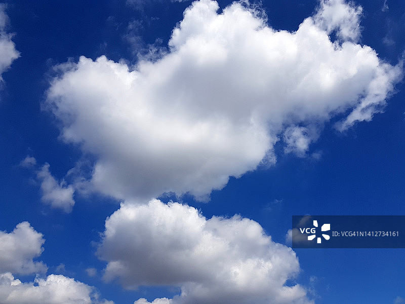 洁白明亮的积云天空景观图片素材