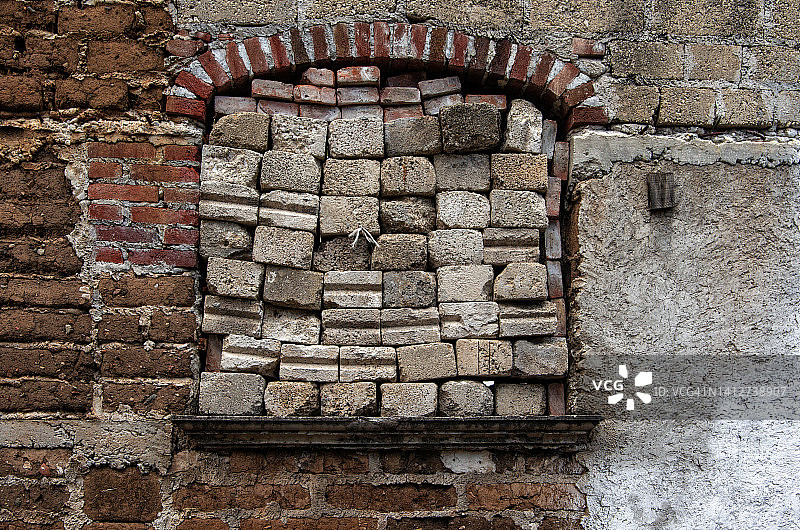 废弃建筑物上砖砌封堵的窗户图片素材