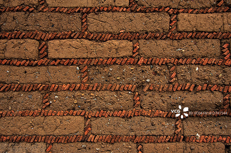 镶嵌赤陶的土坯泥砖墙图片素材
