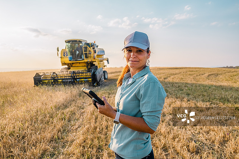 女农民在农田里拿着一个数位平板电脑，智慧农业图片素材